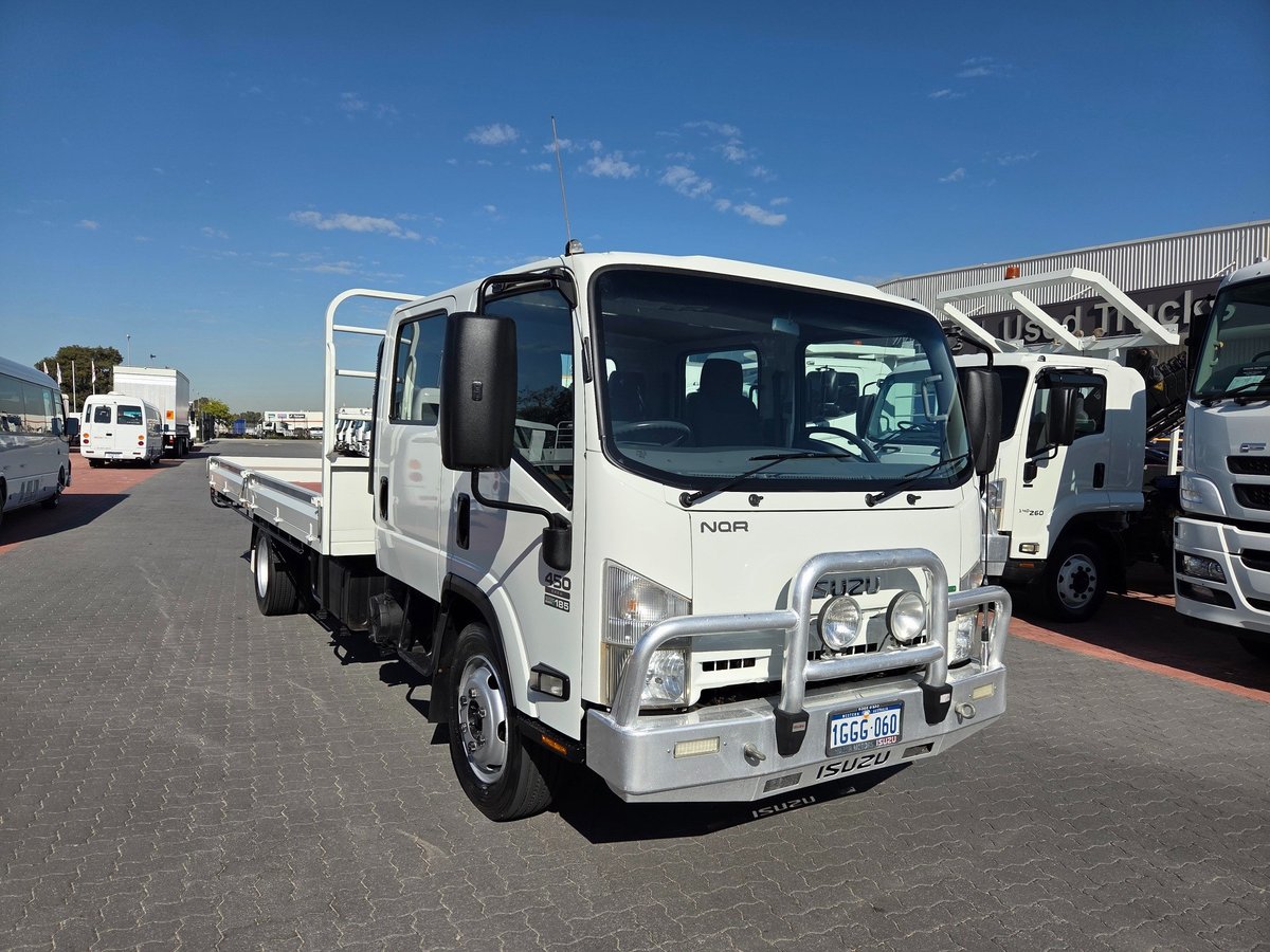 2015 Isuzu Trucks Nqr450 4.5 Ton Crew Cab Tray