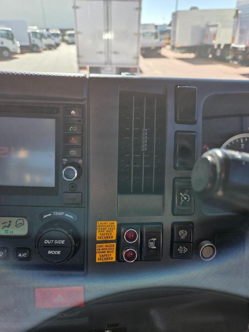 2014 Isuzu Fvl1400 12 Ton 6X2 Tray And Crane image 22