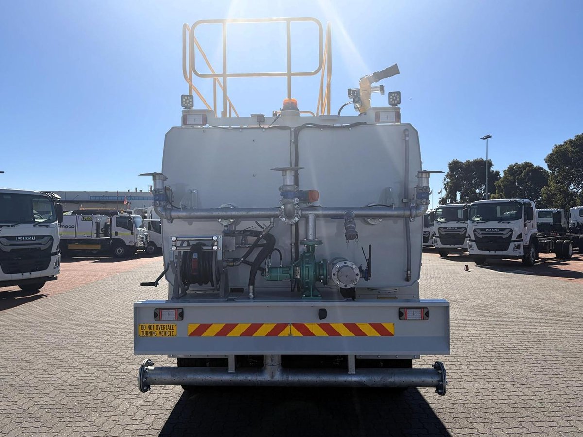 2026 Isuzu Fvz 260-300 At R46 Watercart image 3