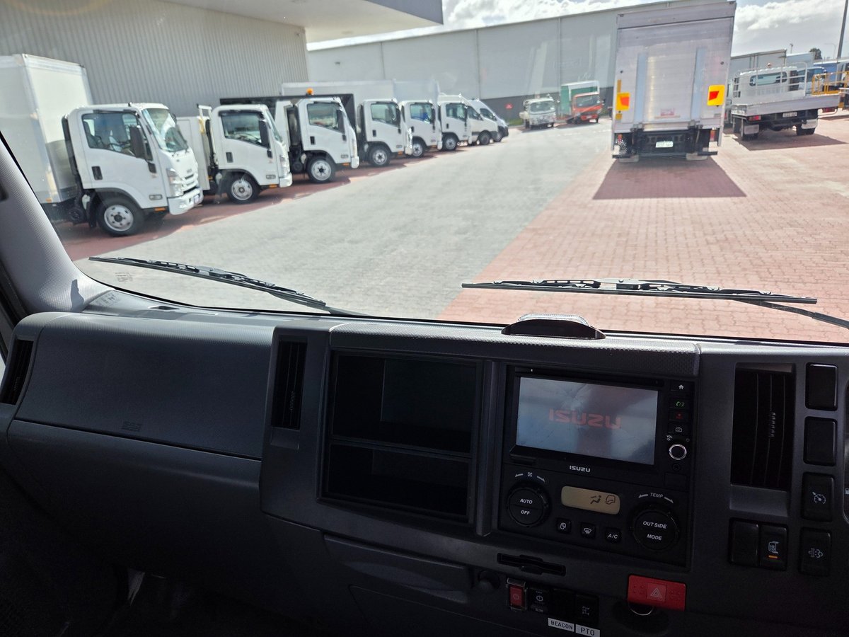 2016 Isuzu Trucks Npr 75-190  A.m.t Tipper And Crane image 9