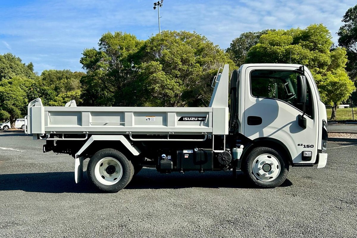 2026 Isuzu N Series NKR 62/45-150 DT D25 Tipper image 2
