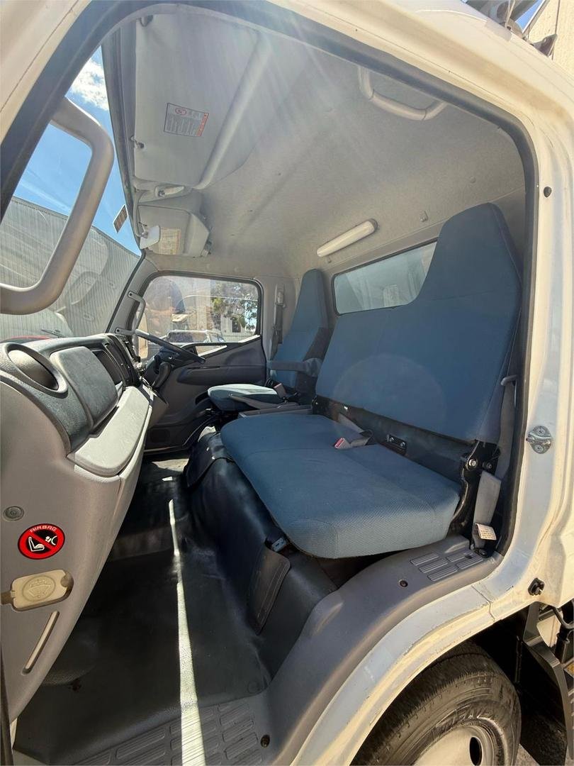 2001 Mitsubishi Canter FG637C6 image 9