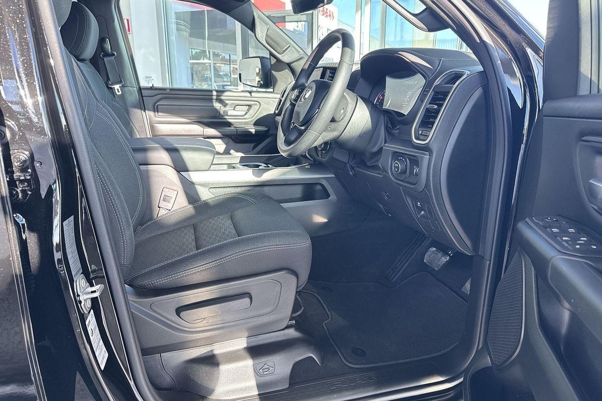 2026 RAM 1500 Express Black Edition Hurricane SO DT MY26 4X4 Dual Range image 15