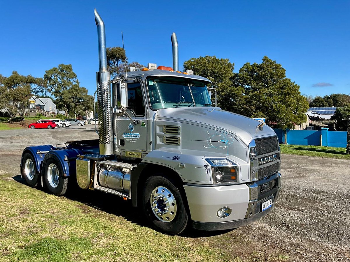 2022 Mack Anthem image 2