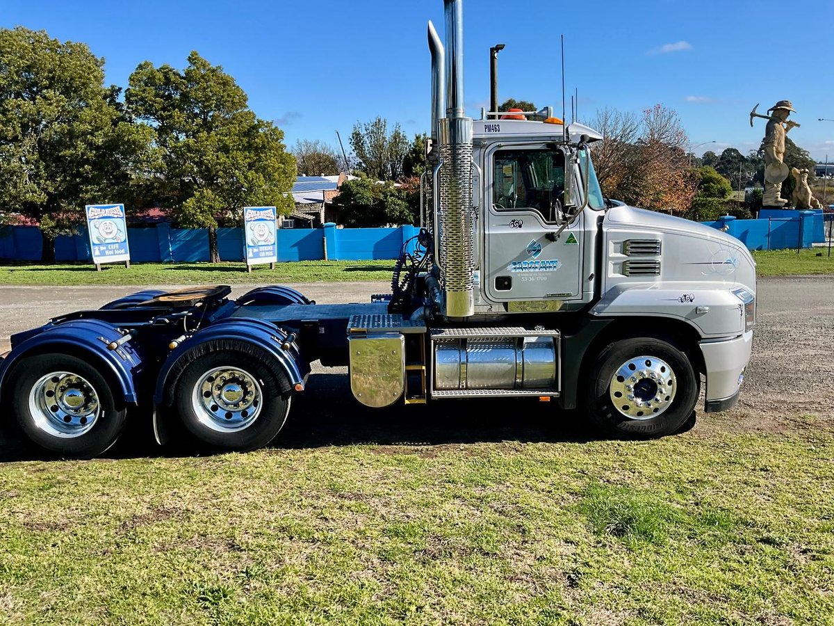 2022 Mack Anthem image 4
