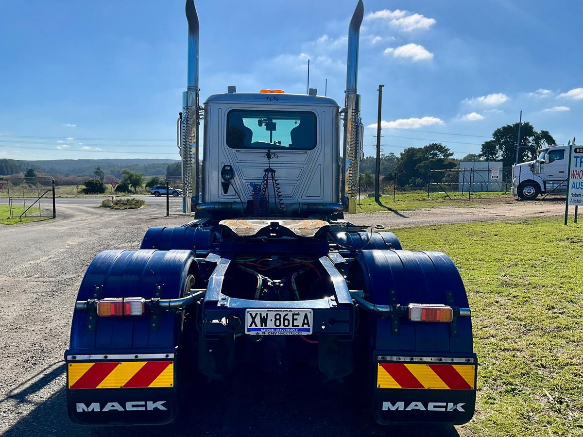 2022 Mack Anthem image 22