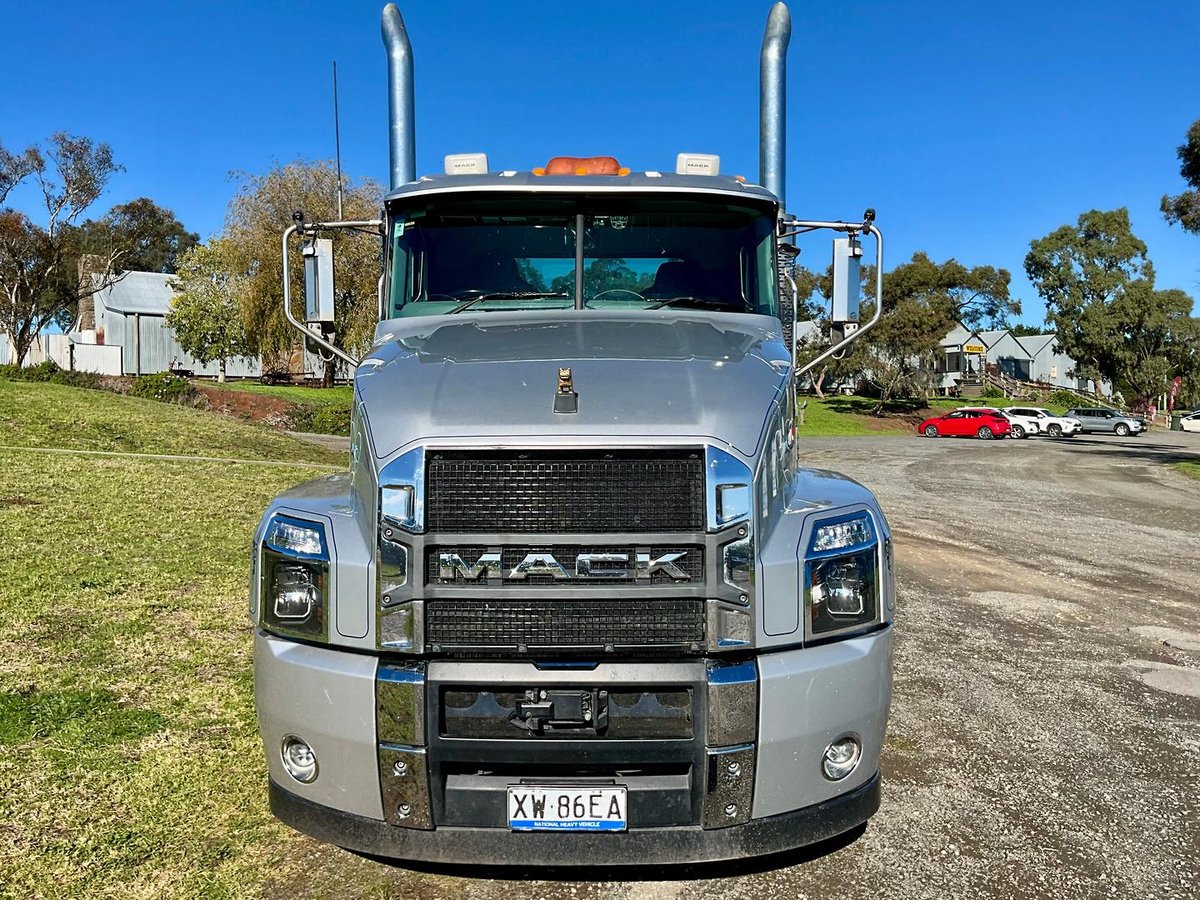 2022 Mack Anthem image 26