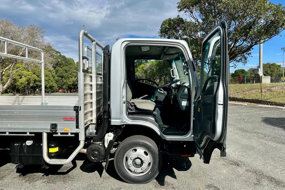 2023 Isuzu N Series Npr 45/55-155 Tradepack image 17
