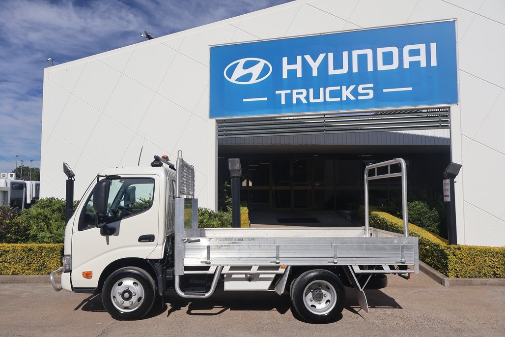 2022 Hino Dutro 616 image 2