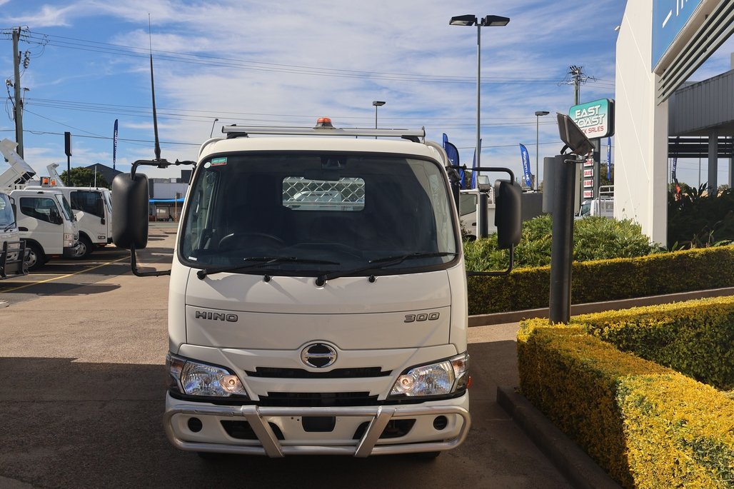 2022 Hino Dutro 616 image 4