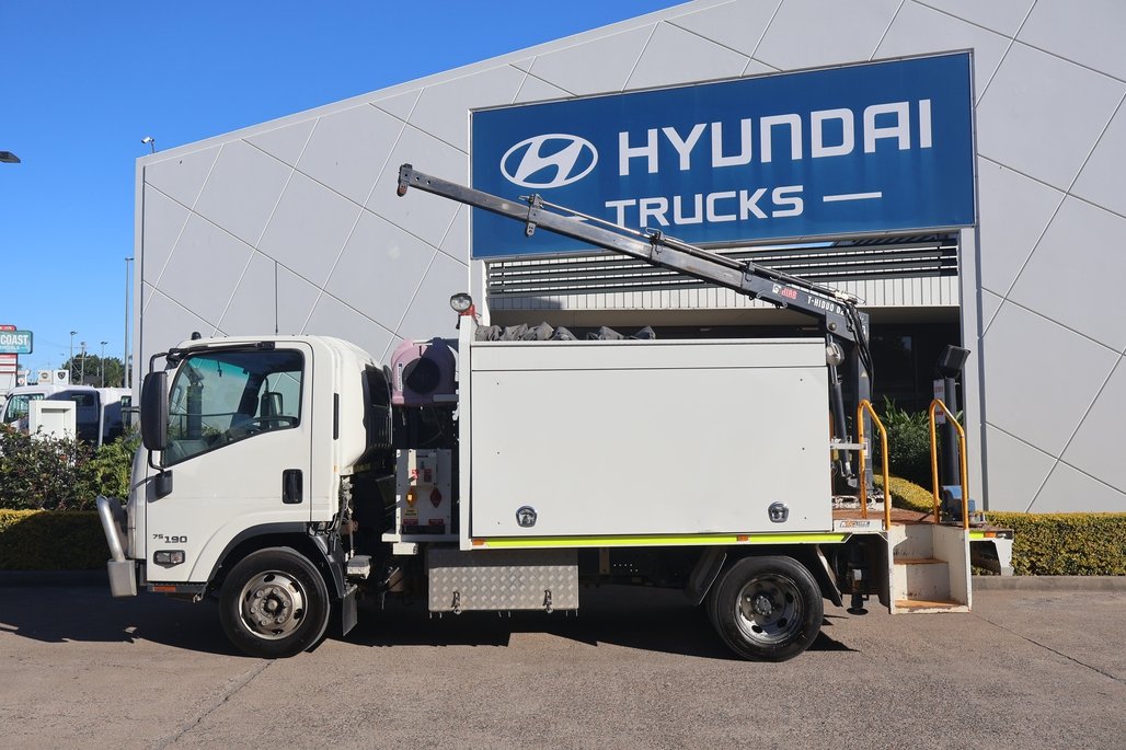 2019 Isuzu Npr 75-190 image 2