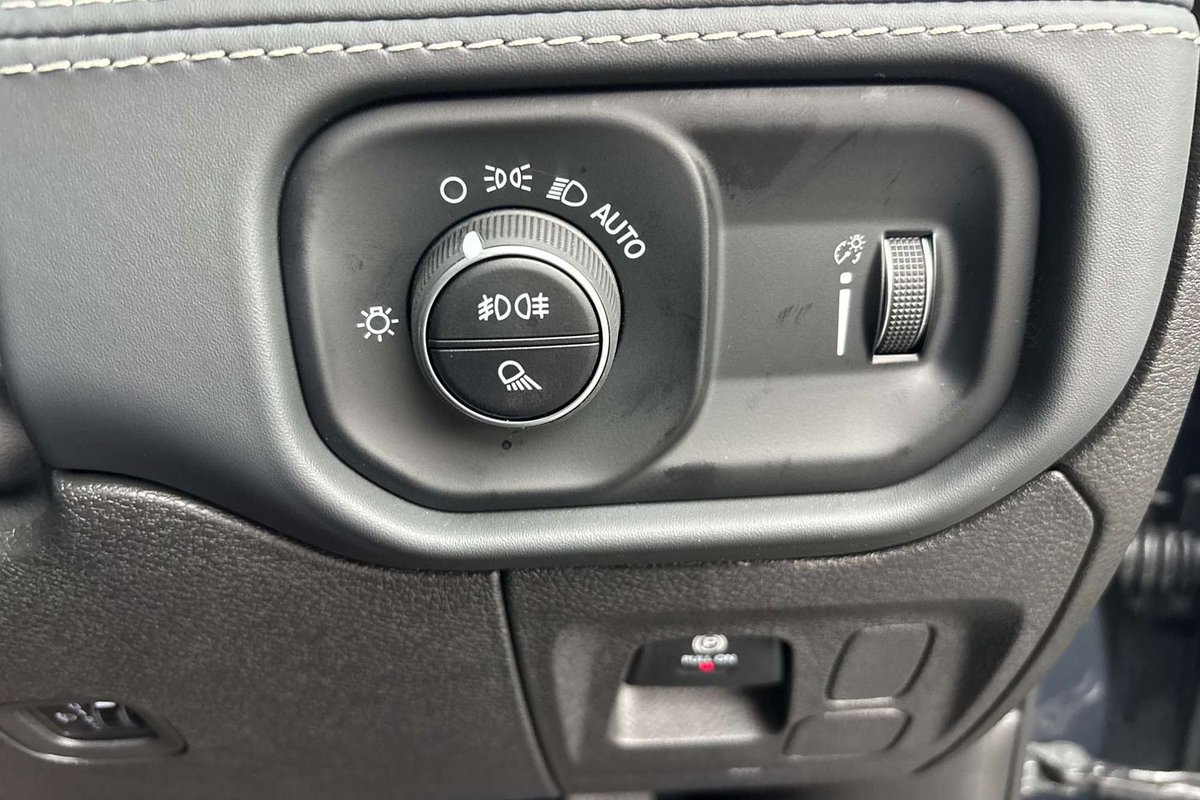 2026 RAM 1500 Express Black Edition Hurricane SO DT MY26 4X4 Dual Range image 23