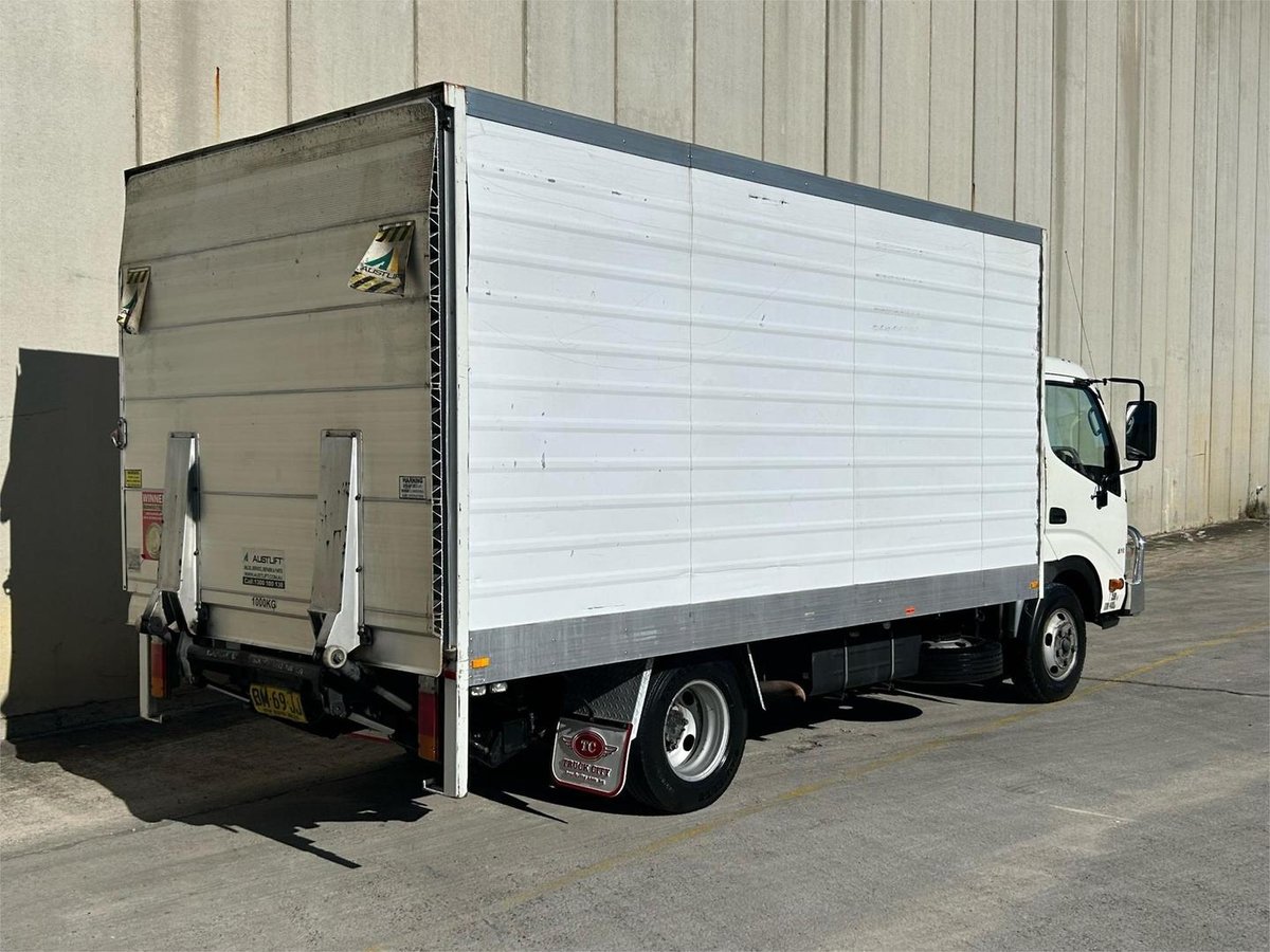 2011 Hino 300 image 7