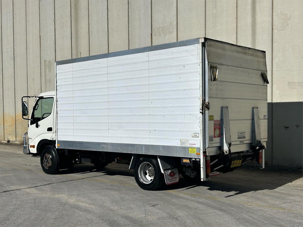 2011 Hino 300 image 3