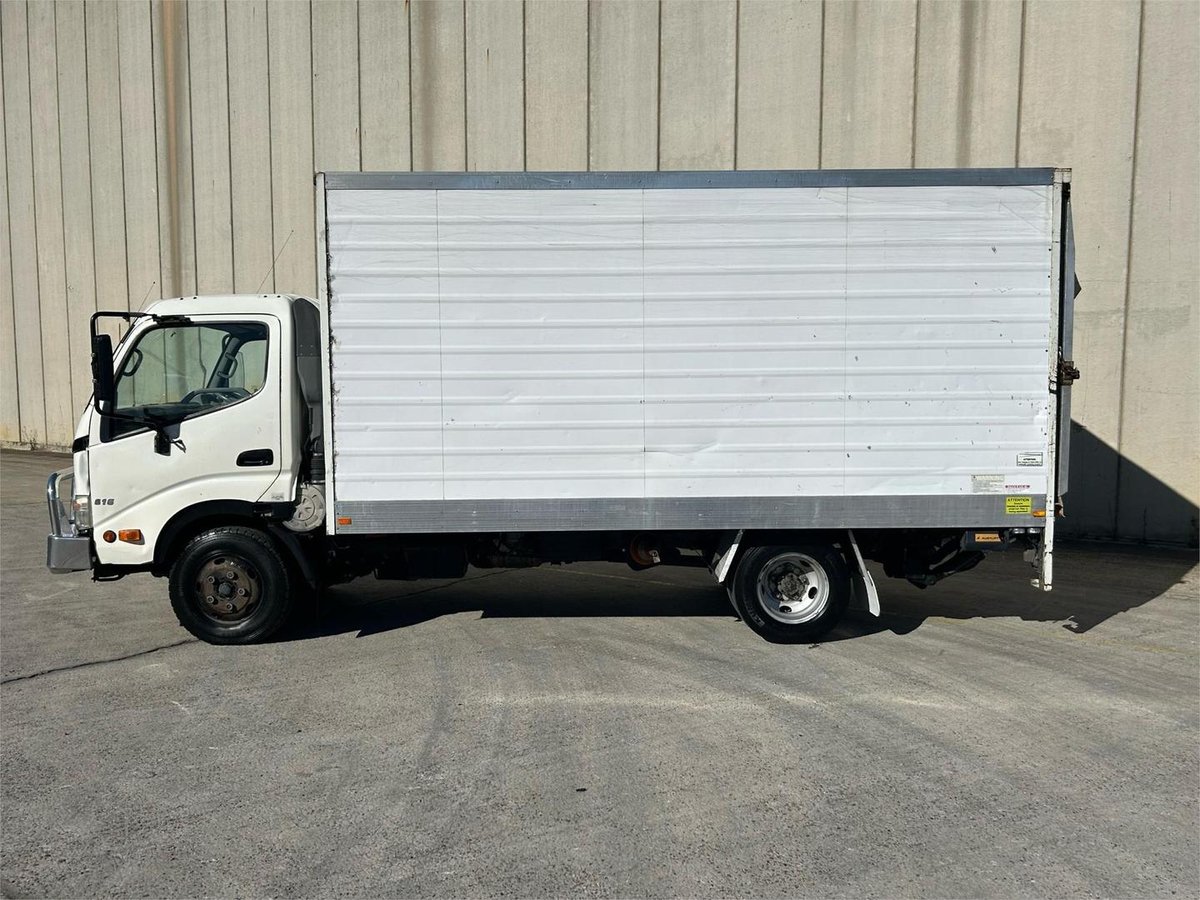 2011 Hino 300 image 2