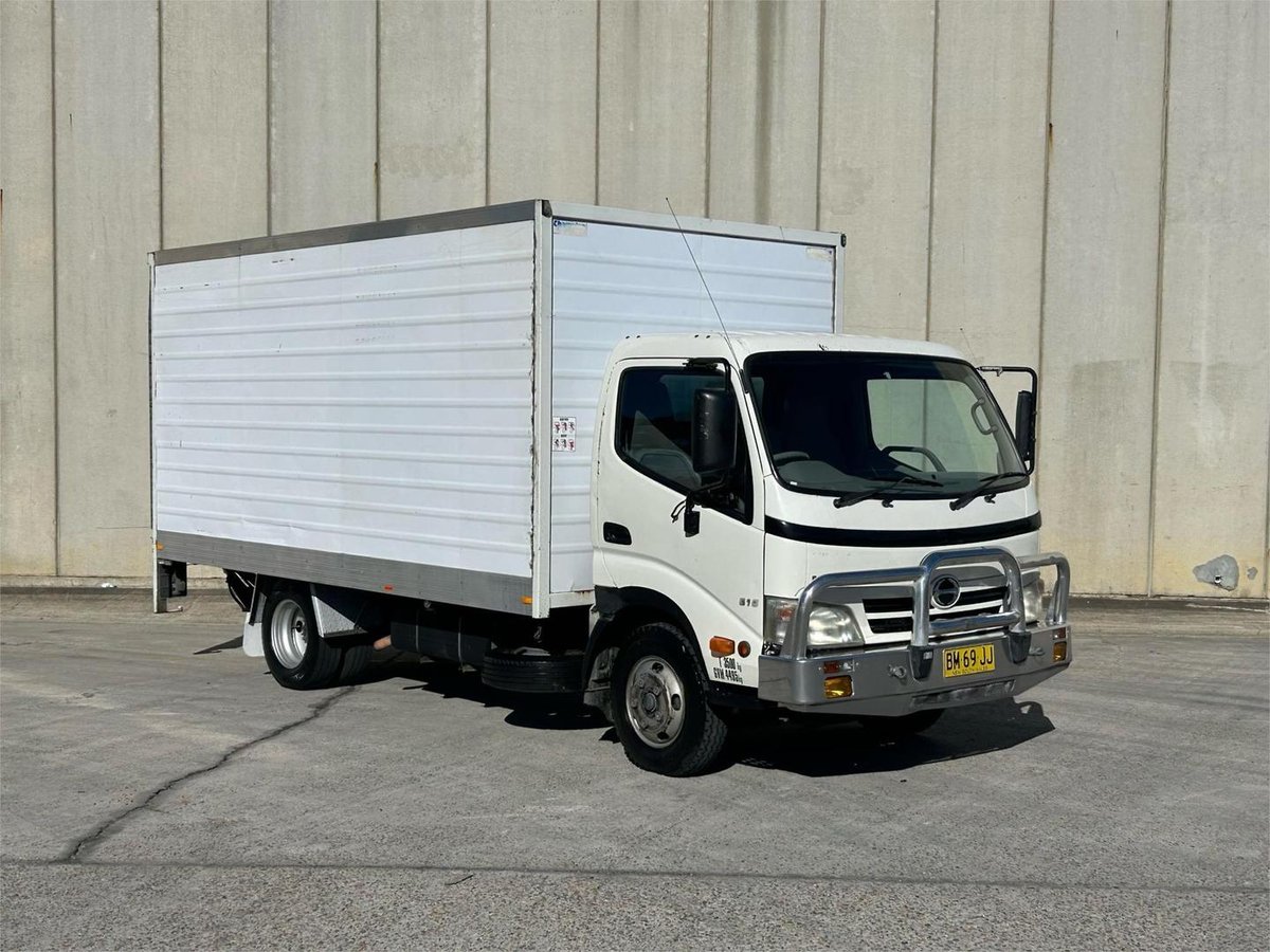 2011 Hino 300 image 9