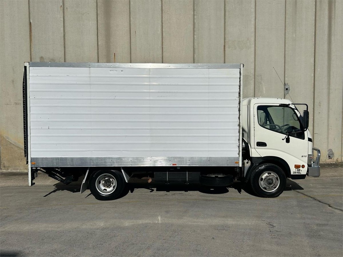 2011 Hino 300 image 8