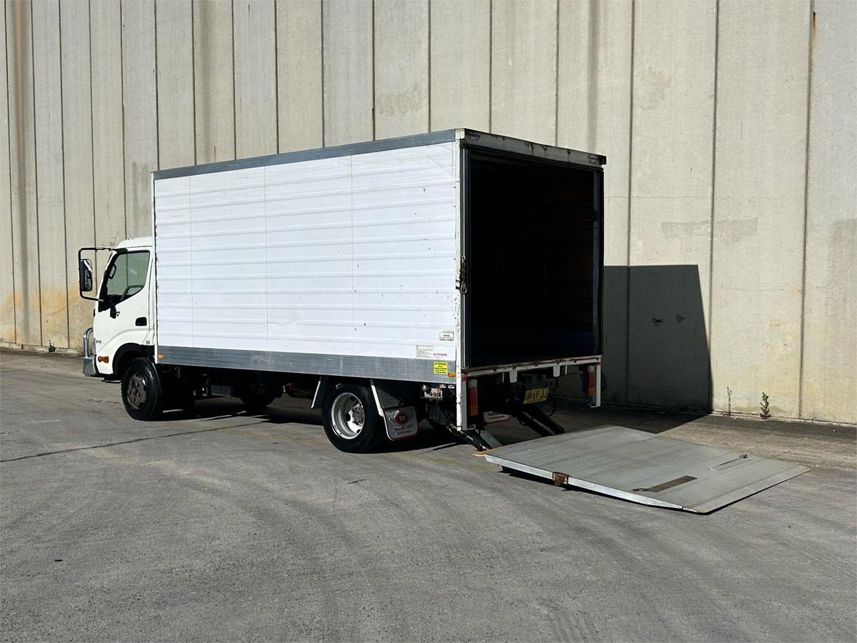 2011 Hino 300 image 4