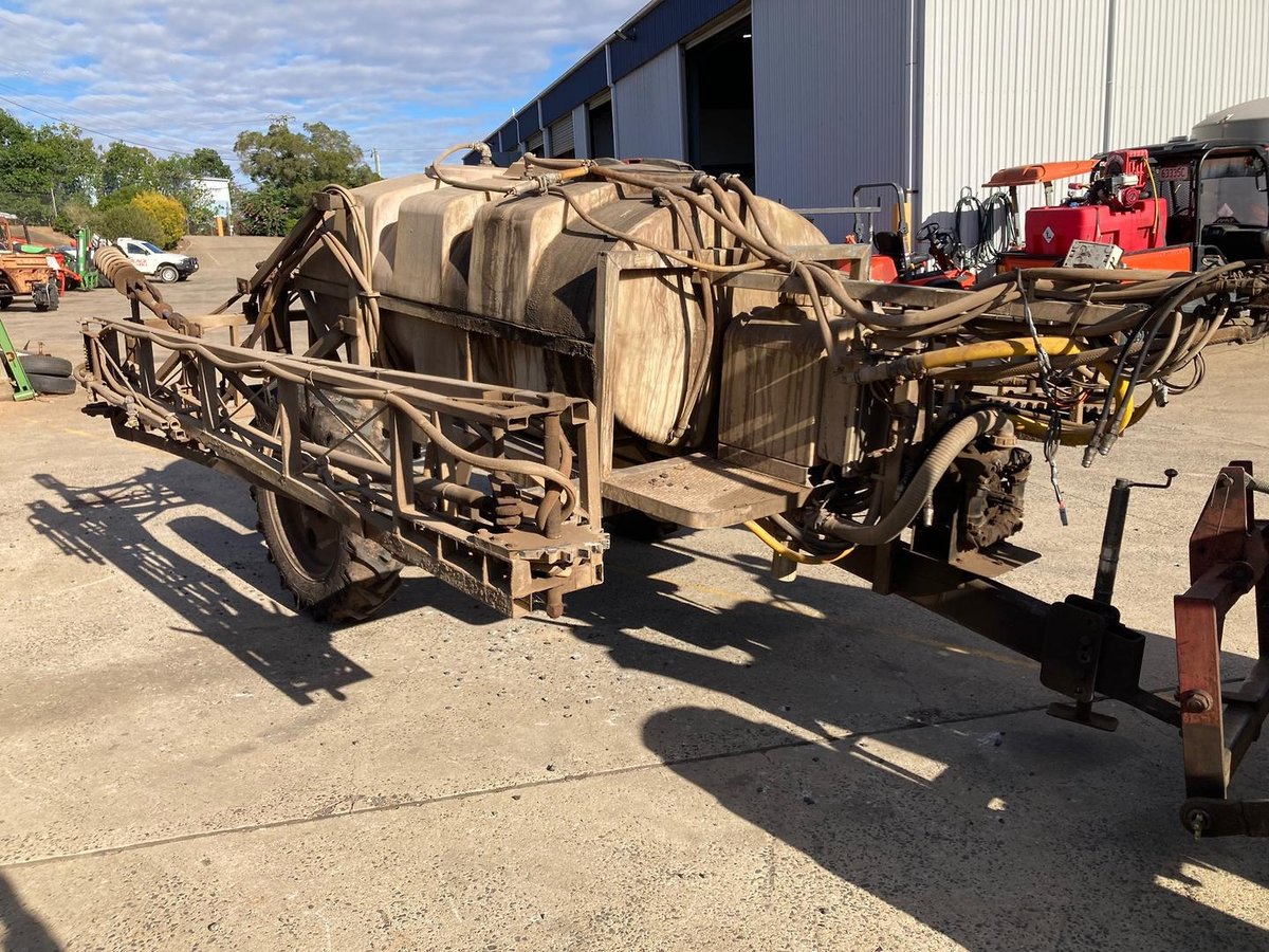 0 A.R 2000L Trailing Boom Spray