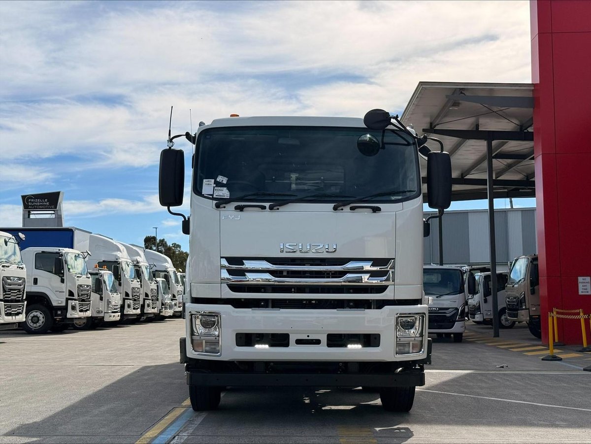 2025 Isuzu F Series image 2