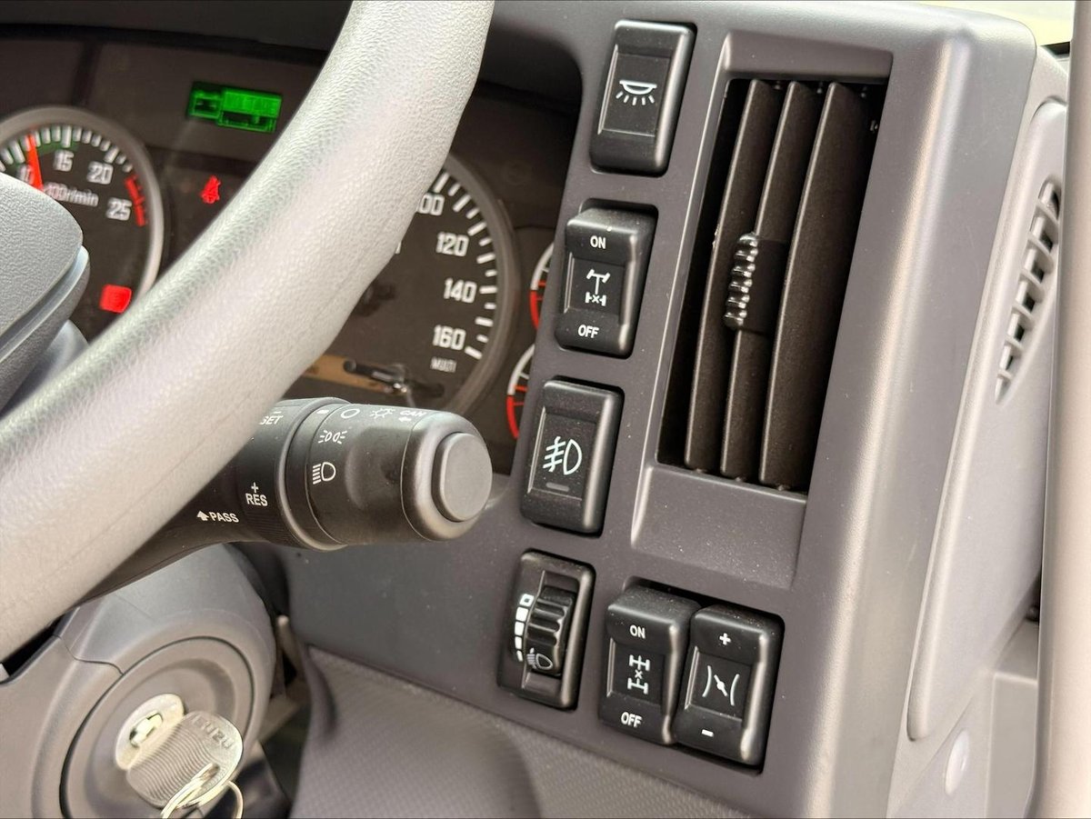 2025 Isuzu F Series image 26