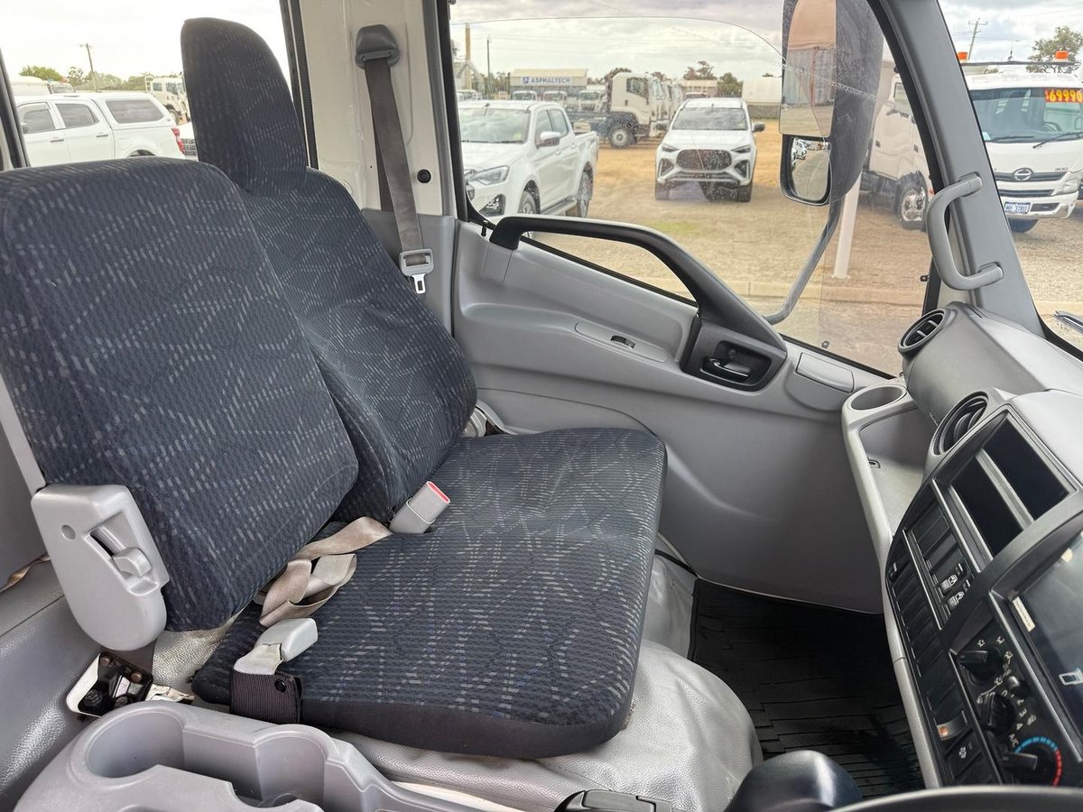 2016 Hino 300 Series 921 image 18