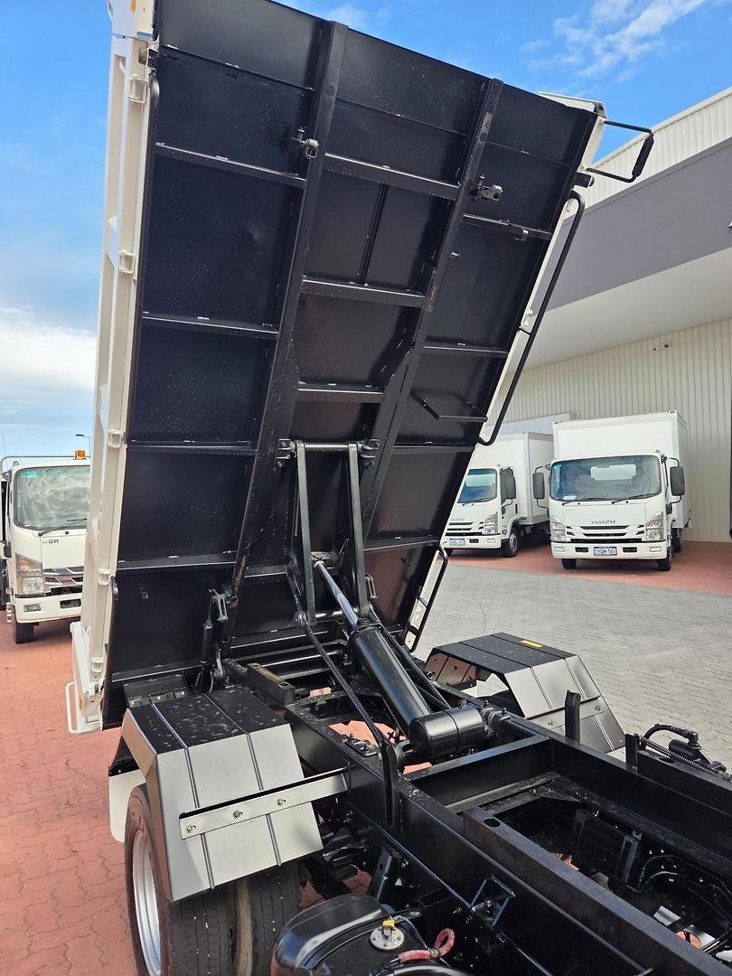 2021 Isuzu Nmr60-150  3 Ton Tipper image 17