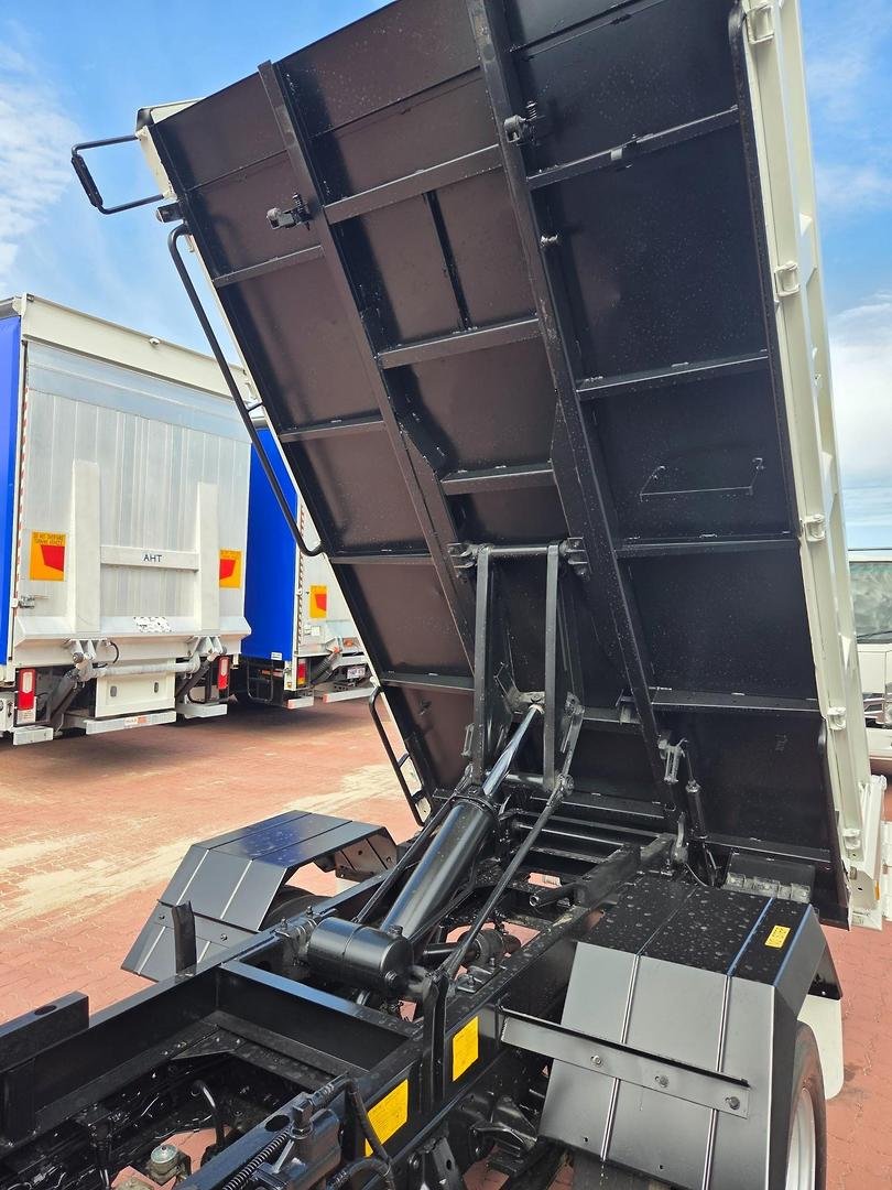 2021 Isuzu Nmr60-150  3 Ton Tipper image 2