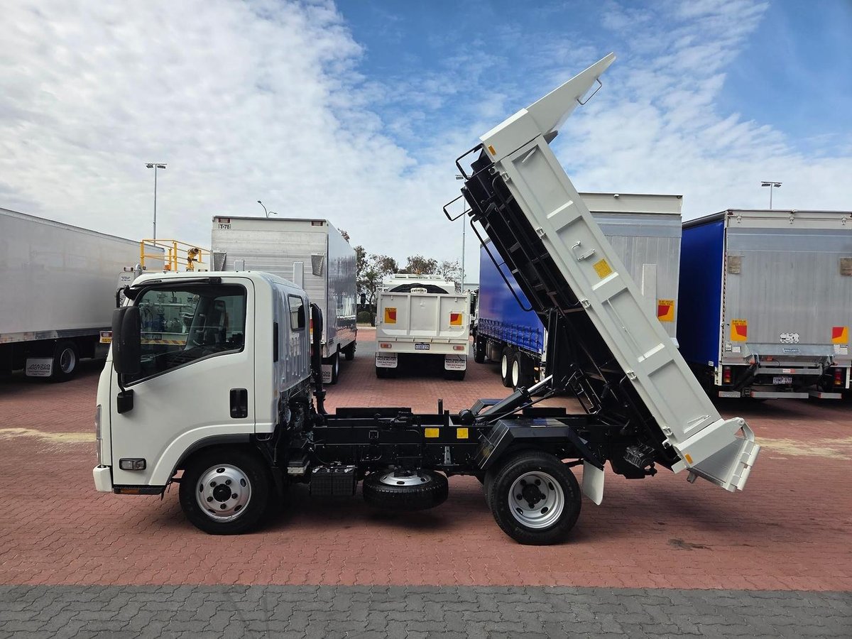 2021 Isuzu Nmr60-150  3 Ton Tipper image 4