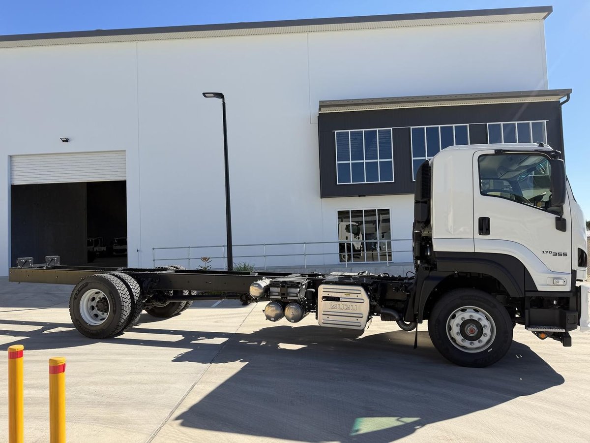 2025 Isuzu F Series image 2