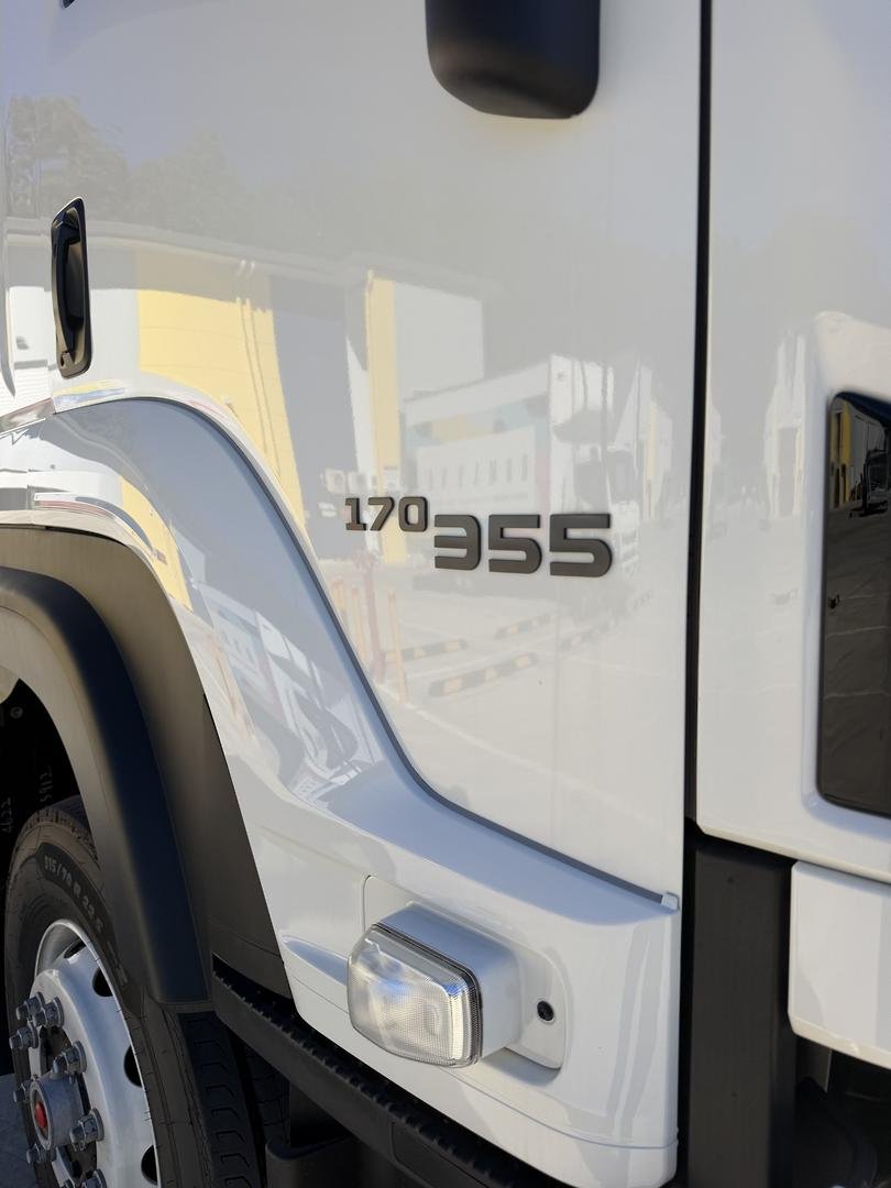 2025 Isuzu F Series image 7