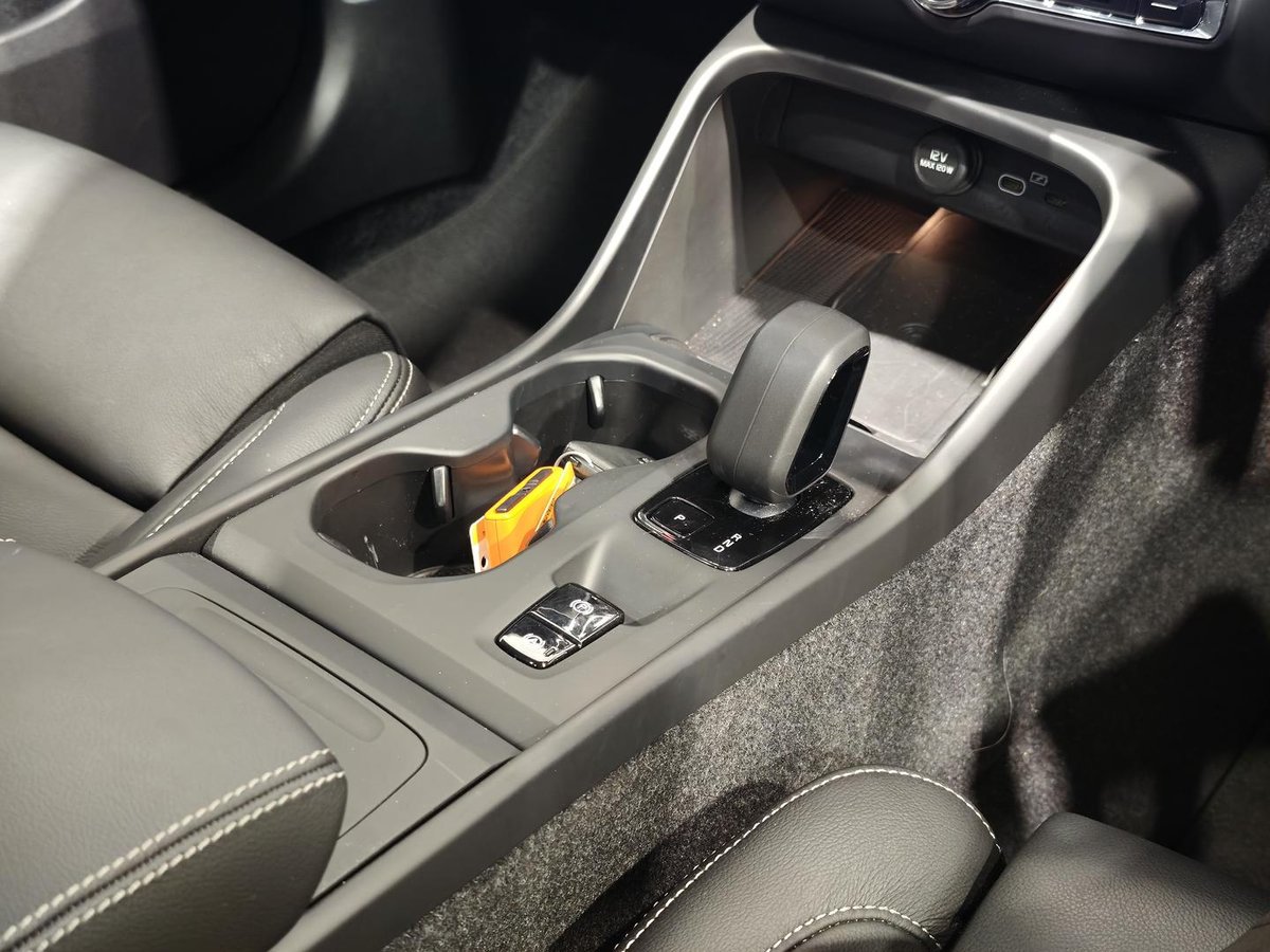 2025 Volvo XC40 Plus B4 MY25 image 18