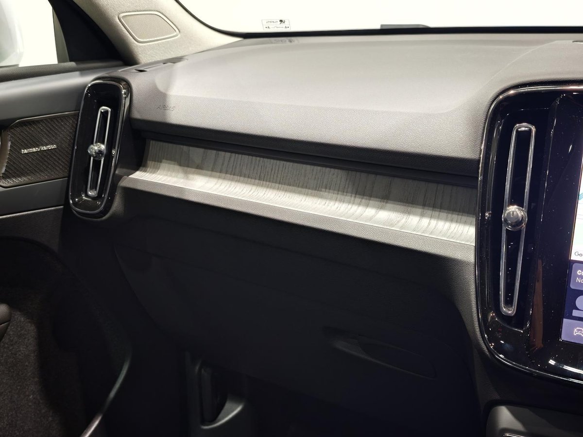 2025 Volvo XC40 Plus B4 MY25 image 19