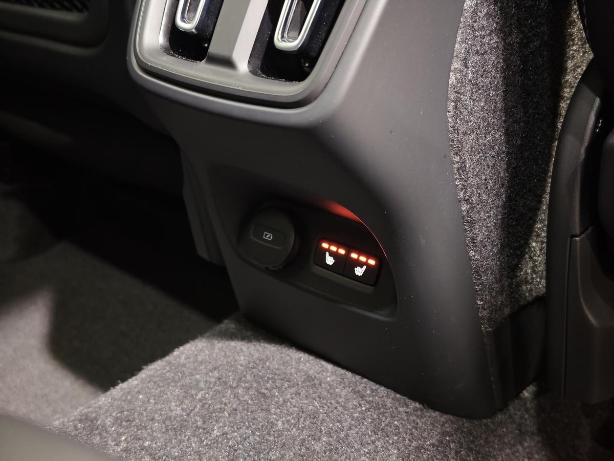 2025 Volvo XC40 Plus B4 MY25 image 23