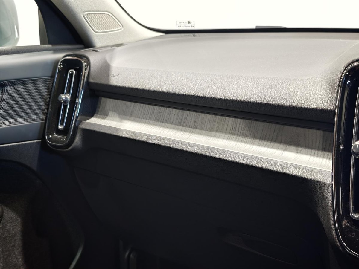 2025 Volvo XC40 Plus B4 MY25 image 16