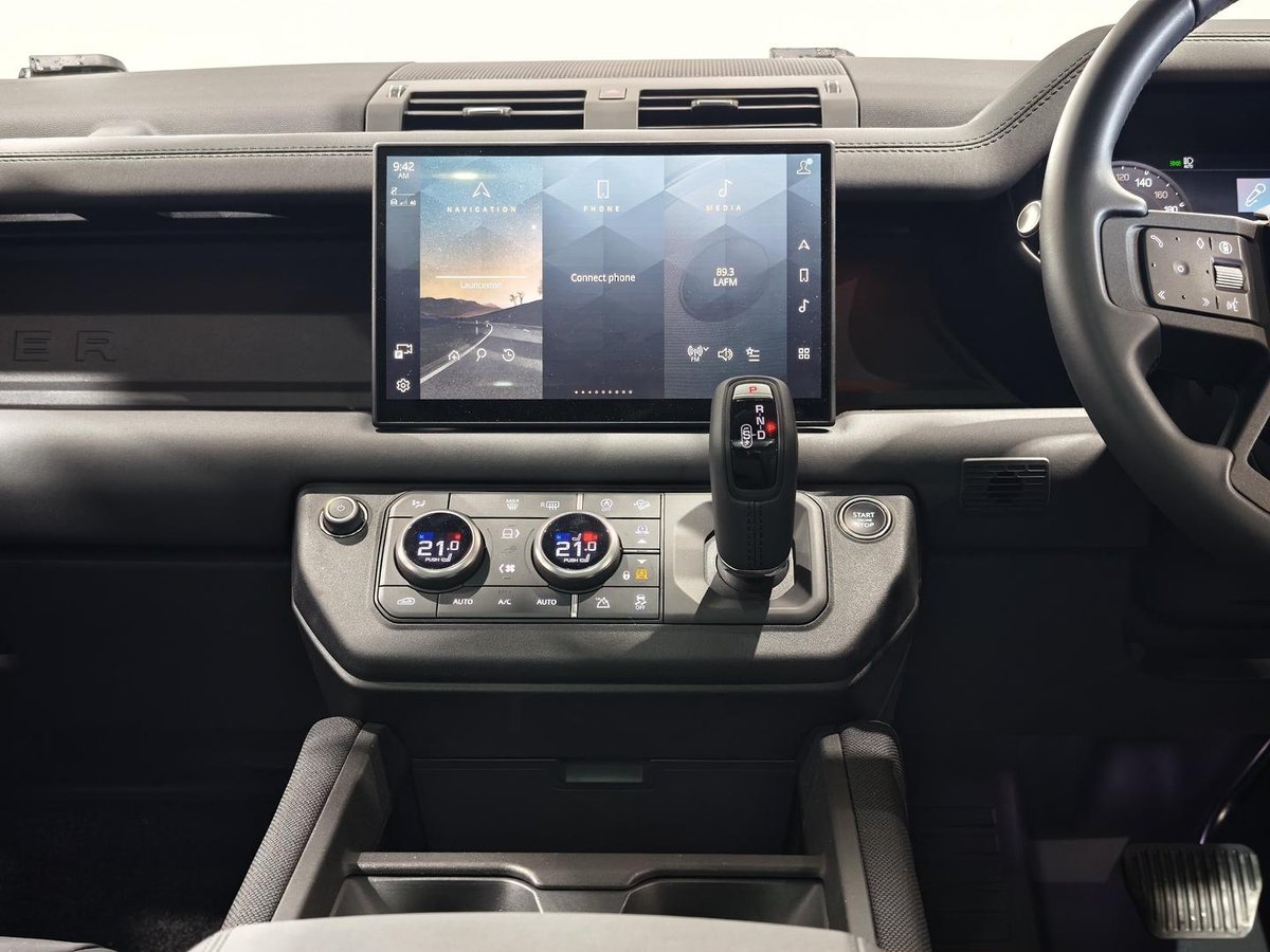 2025 Land Rover Defender 130 P400 X-Dynamic SE L663 MY25.5 AWD image 14