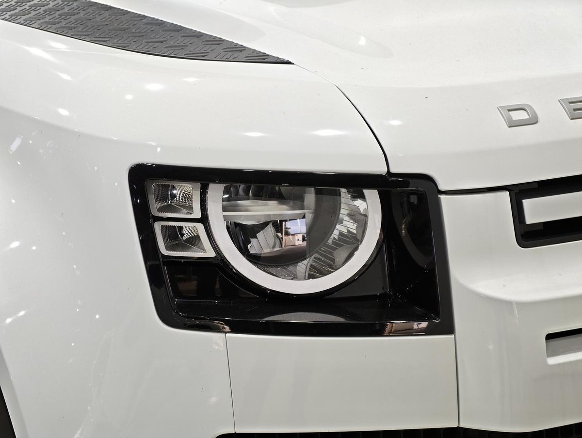 2021 Land Rover Defender image 17