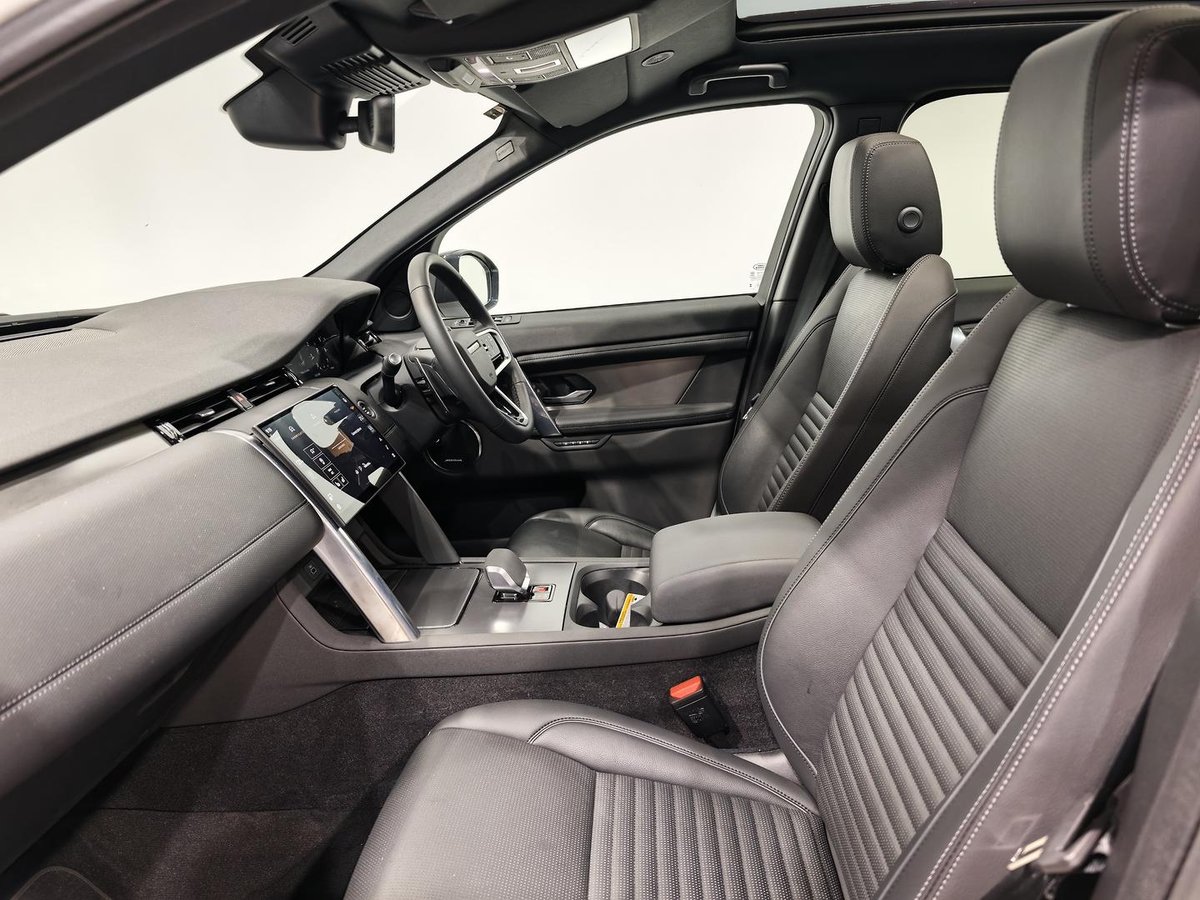 2024 Land Rover Discovery Sport image 3