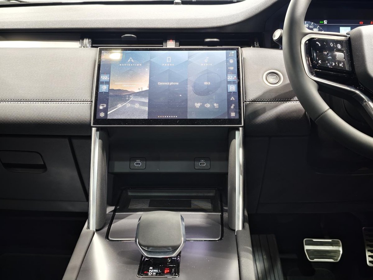 2024 Land Rover Discovery Sport P300e Dynamic SE L550 MY25 4X4 Constant image 14