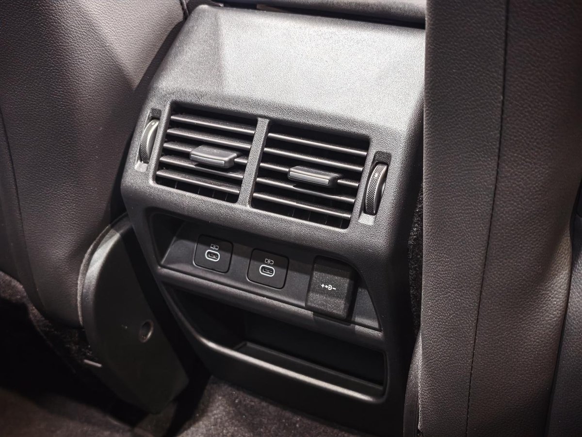2024 Land Rover Discovery Sport P300e Dynamic SE L550 MY25 4X4 Constant image 18