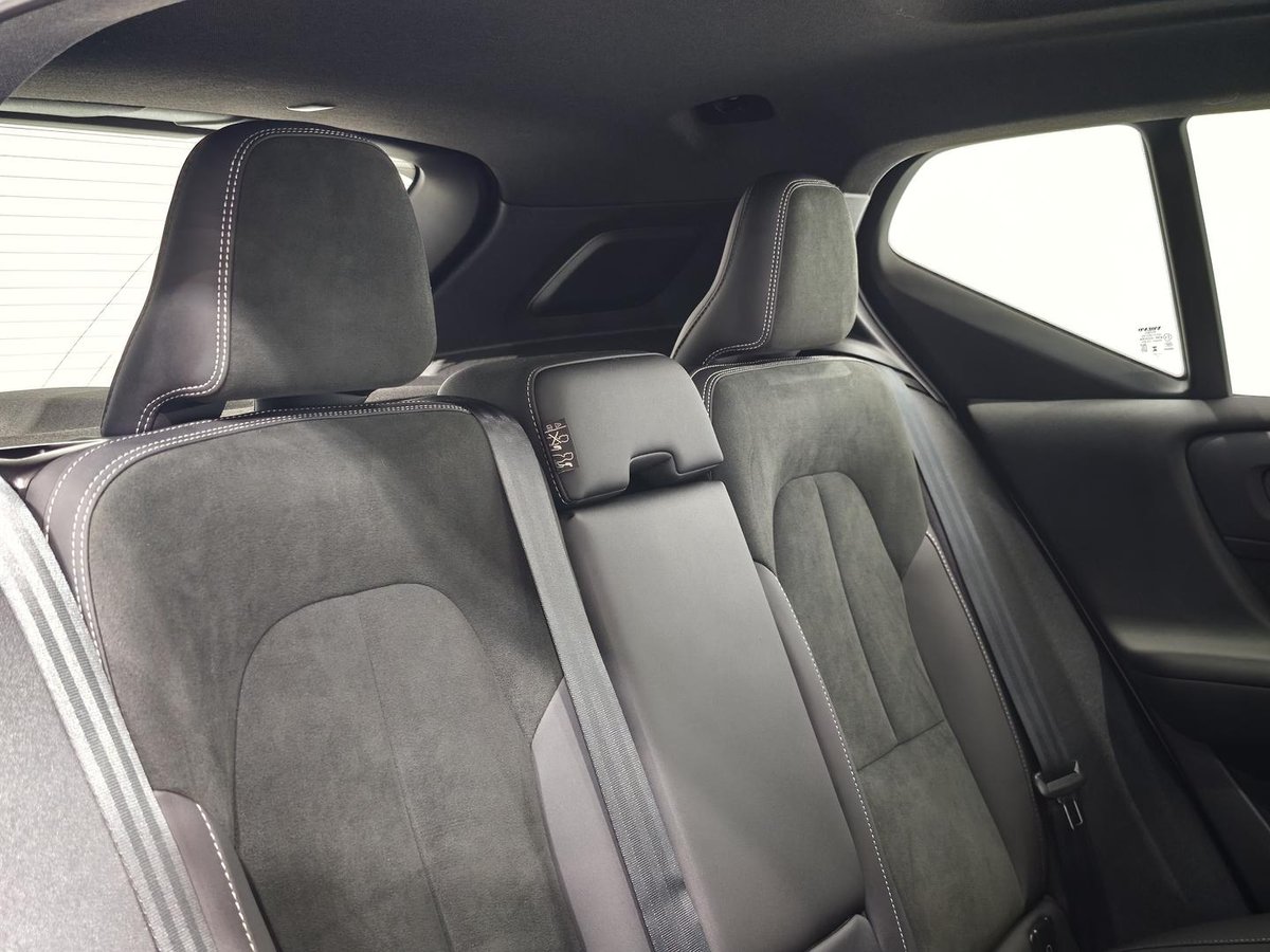2025 Volvo XC40 Ultra B4 Dark MY25 AWD image 8