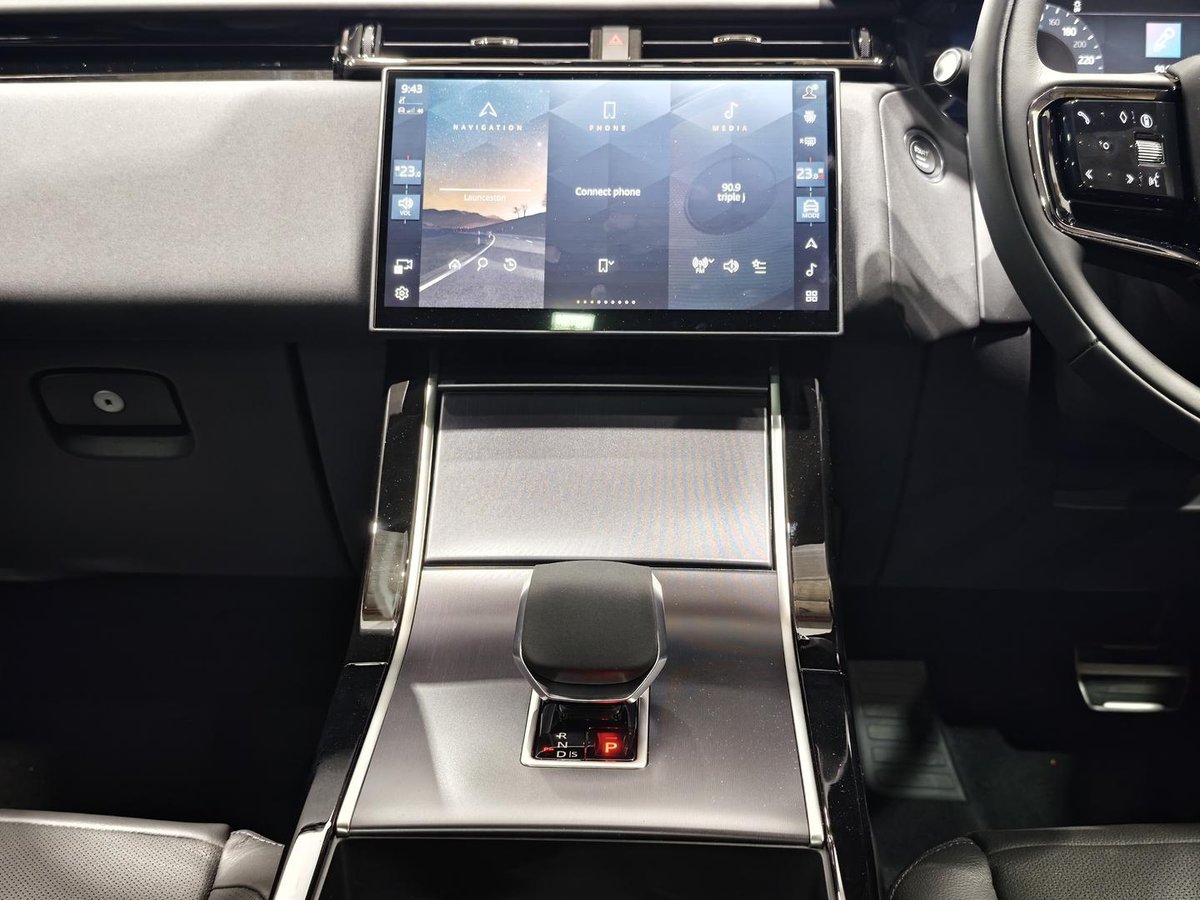 2025 Land Rover Range Rover Velar P250 Dynamic SE L560 MY26.5 AWD image 14