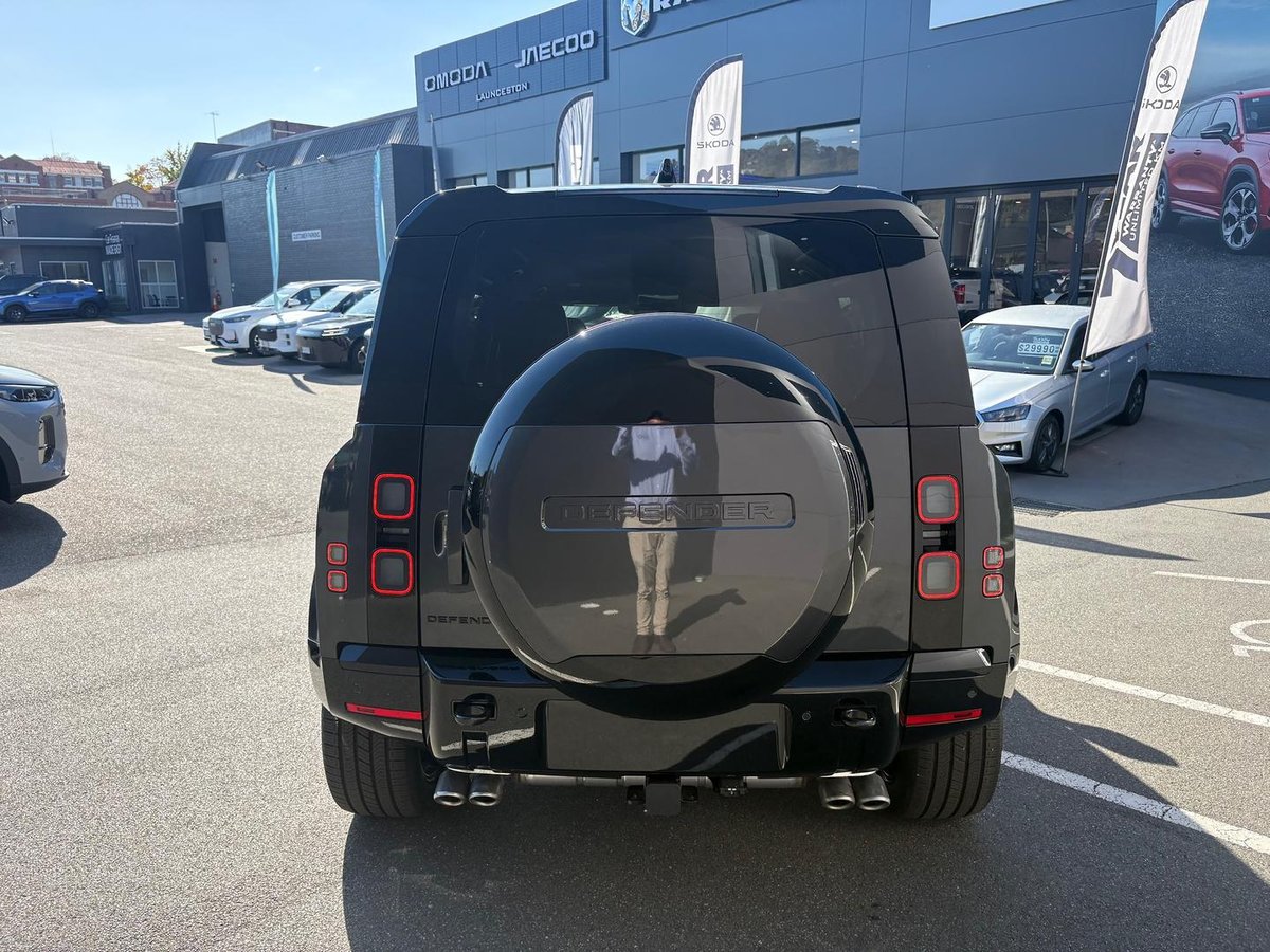 2026 Land Rover Defender 110 P425 X-Dynamic SE L663 MY26 AWD image 8