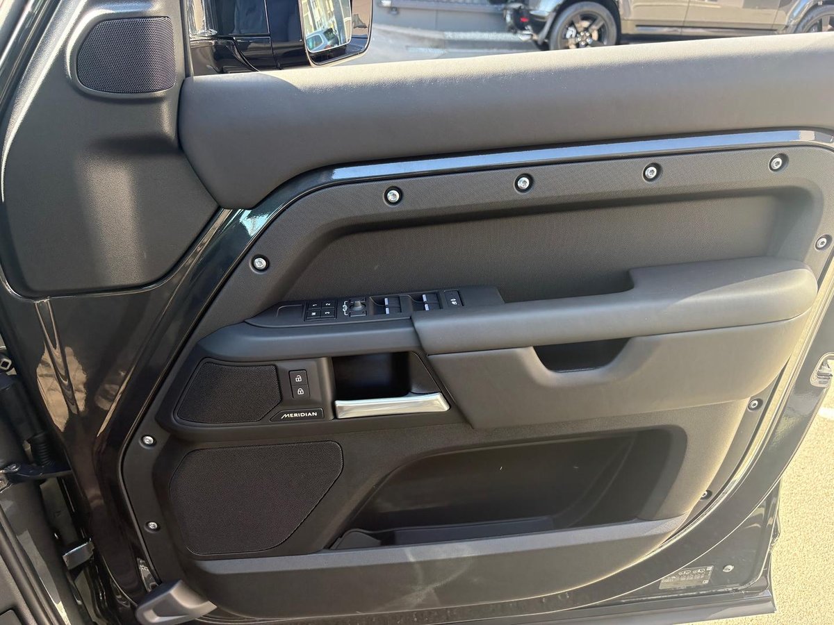 2026 Land Rover Defender 110 P425 X-Dynamic SE L663 MY26 AWD image 19