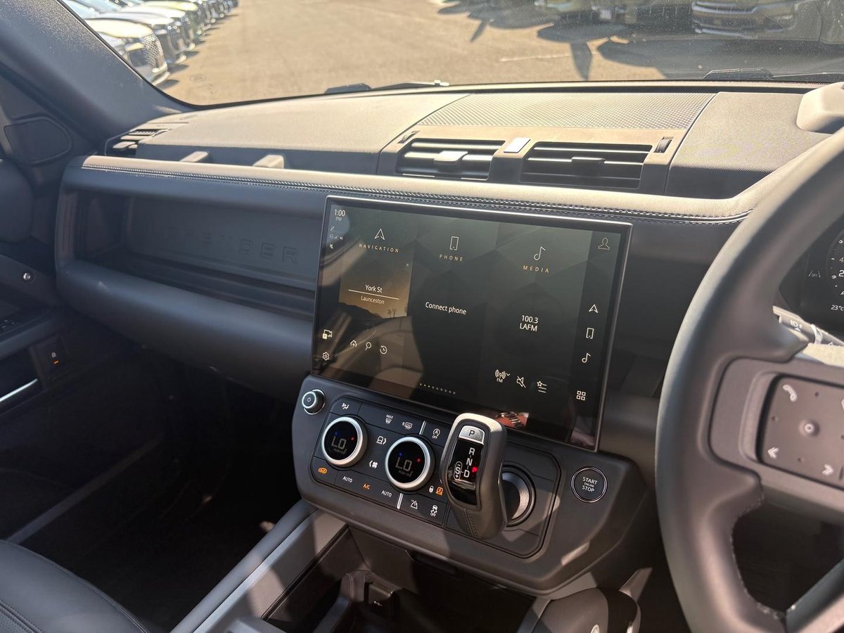 2026 Land Rover Defender 110 P425 X-Dynamic SE L663 MY26 AWD image 16