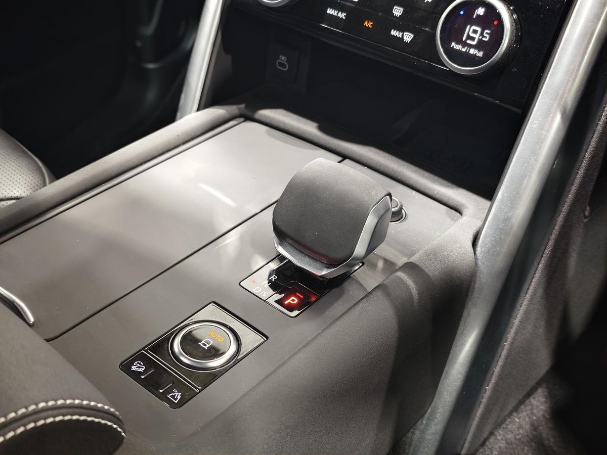 2025 Land Rover Discovery D350 Dynamic SE Series 5 MY25 4X4 image 13