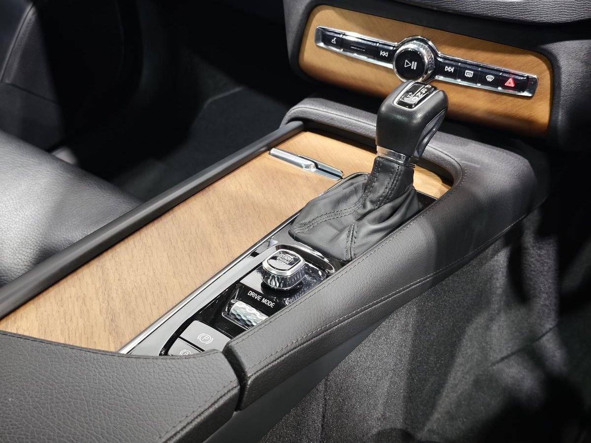 2021 Volvo XC90 D5 Momentum MY21 AWD image 25