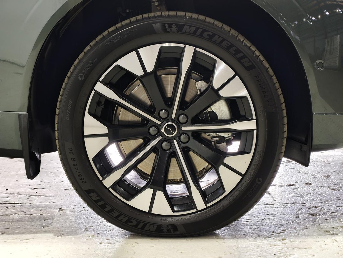 2025 Volvo XC60 Ultra B5 Dark MY26 AWD image 16