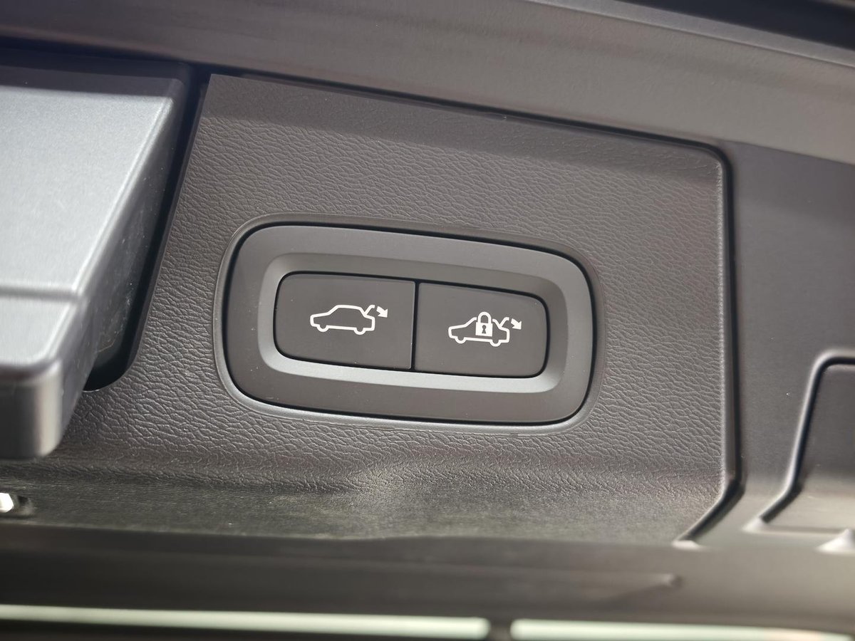 2025 Volvo XC60 Ultra B5 Dark MY26 AWD image 14