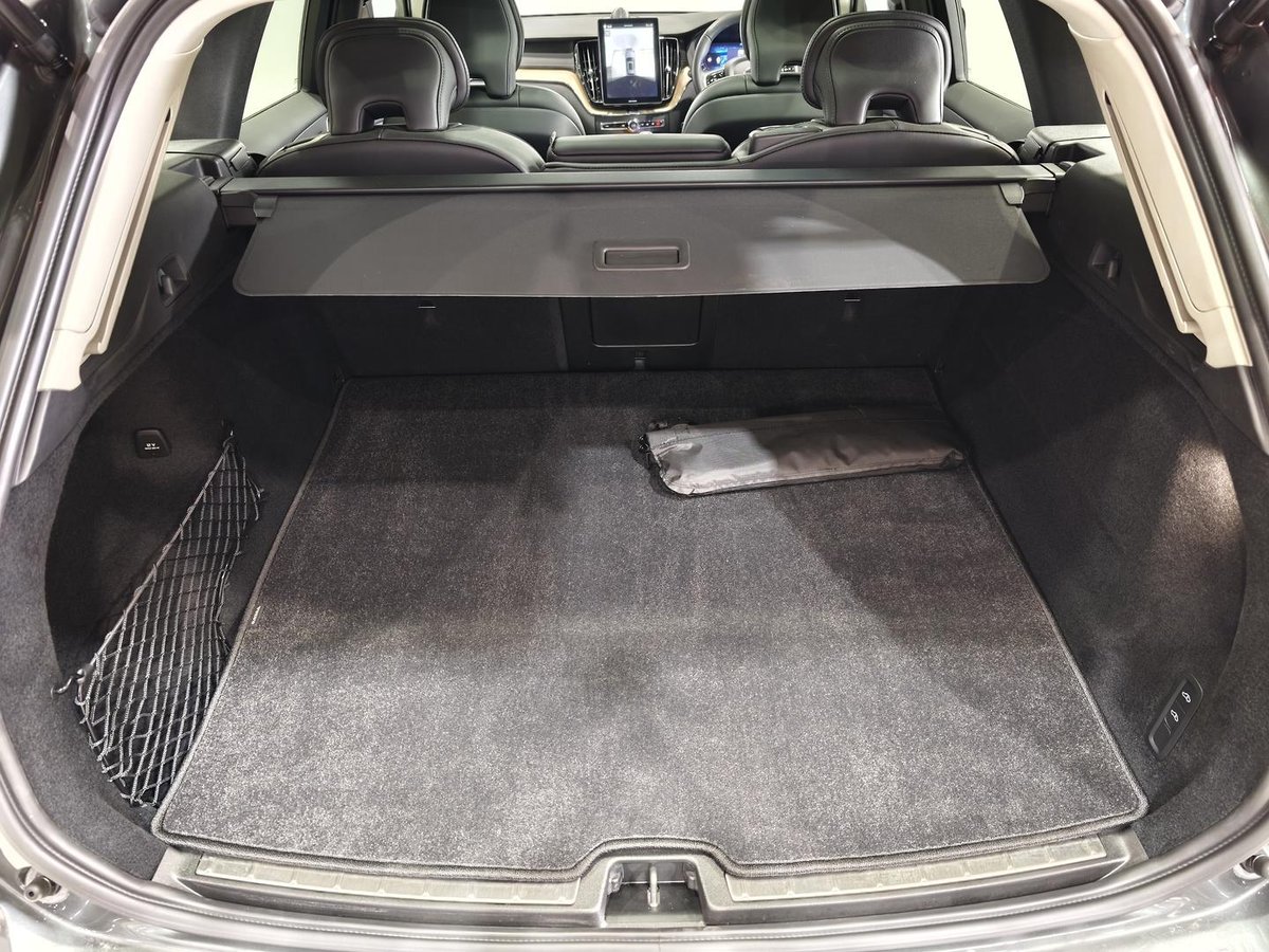 2025 Volvo XC60 Ultra B5 Dark MY26 AWD image 13